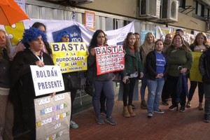 Las agrupaciones se manifestaron frente al ministerio de Educación pidiendo medidas concretas para una inclusión real de sus hijos en las escuelas. Crédio: El Litoral