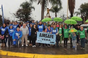 La marcha culminó frente a la Municipalidad de Vera bajo una persistente lluvia que se sumó al clima emotivo al momento del cantar el Himno Nacional Argentino conque se dio por concluida la actividad, con la promesa de volver a la calle la próxima semana si el gobierno persiste en su negativa de atender los reclamos gremiales. Foto: El Litoral