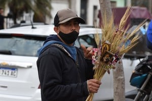 Al santo, los fieles le piden pan y trabajo. Crédito: Archivo / Guillermo Di Salvatore