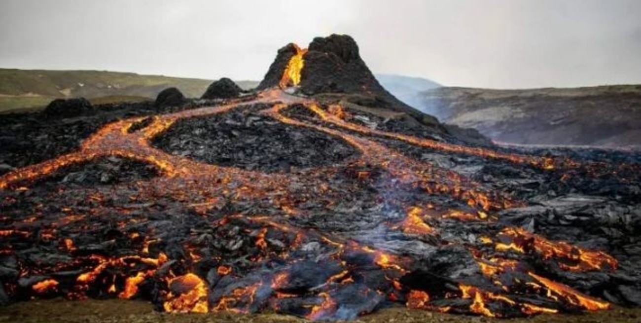 Imágenes impactantes: un drone captó la actividad volcánica en el monte Fagradalsfjall
