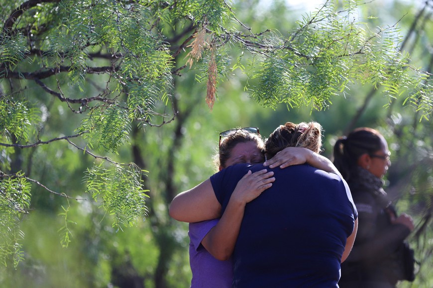 Familiares de mineros reaccionan fuera de las instalaciones de una mina de carbón donde un pozo de mina se derrumbó dejando a los mineros atrapados, en Sabinas, en el estado de Coahuila, México, 4 de agosto de 2022. Foto: Reuters
