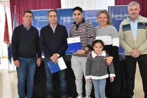 “Lograr que las políticas públicas que generan soluciones habitacionales lleguen a cada rincón de nuestro Departamento, beneficiando así, a vecinos de diferentes localidades, es una de las tareas que realizo de manera permanente, es por esto que lograr la entrega de viviendas y la firma de nuevos convenios para facilitar la construcción de tantas otras, resignifica tanto esfuerzo”, destacó el senador Pirola.
Foto: Prensa Senador Rubén Pirola