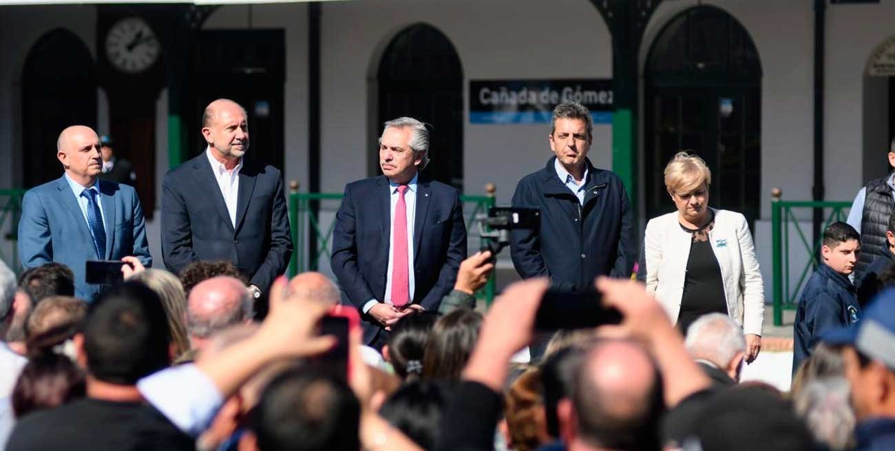 El presidente junto a Perotti y Massa en la estación ferroviaria de Cañada de Gómez. Crédito: Marcelo Manera