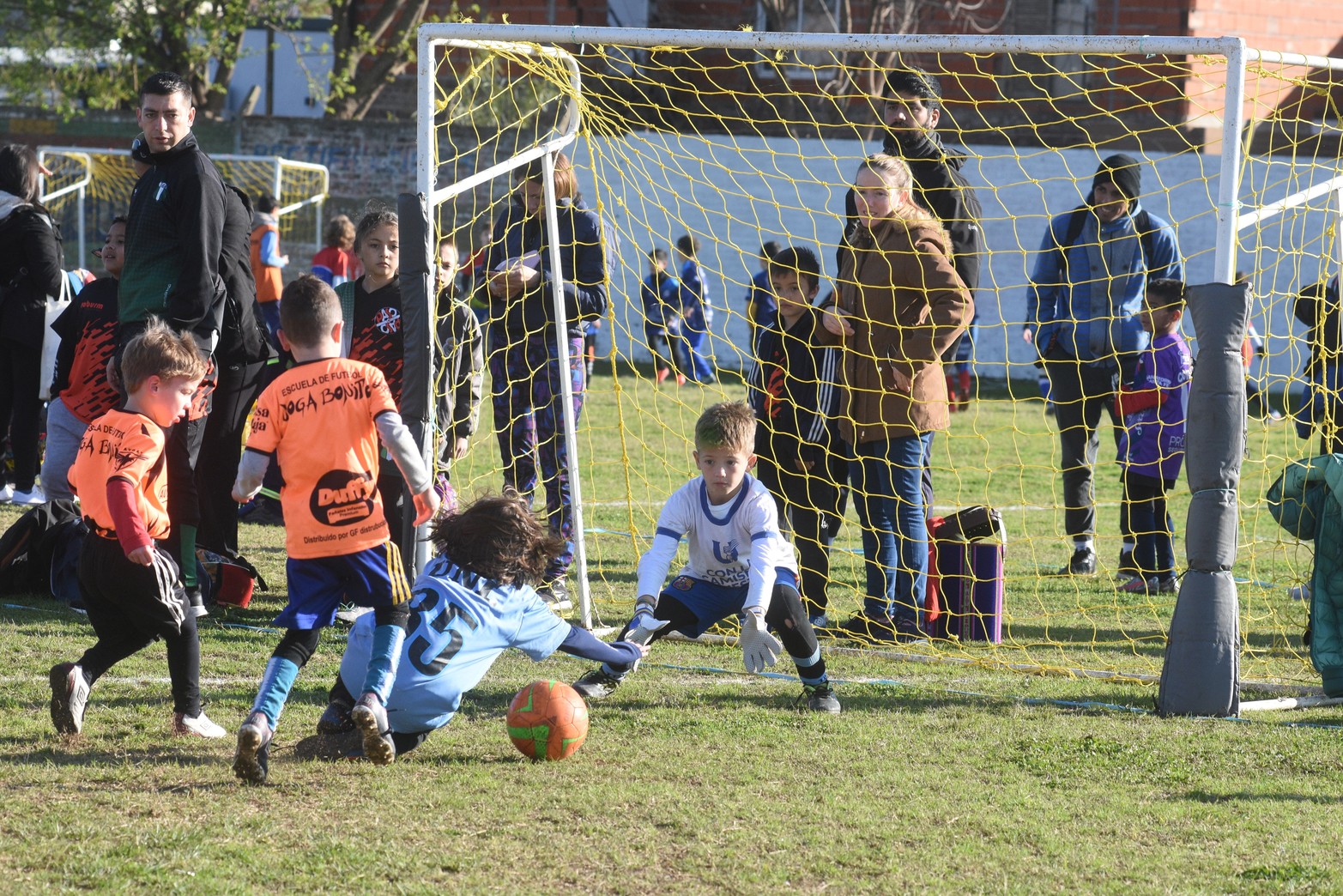 Luego de las vacaciones de invierno, las escuelas de fútbol infantil volvieron a reunirse en el club Banco Provincial.