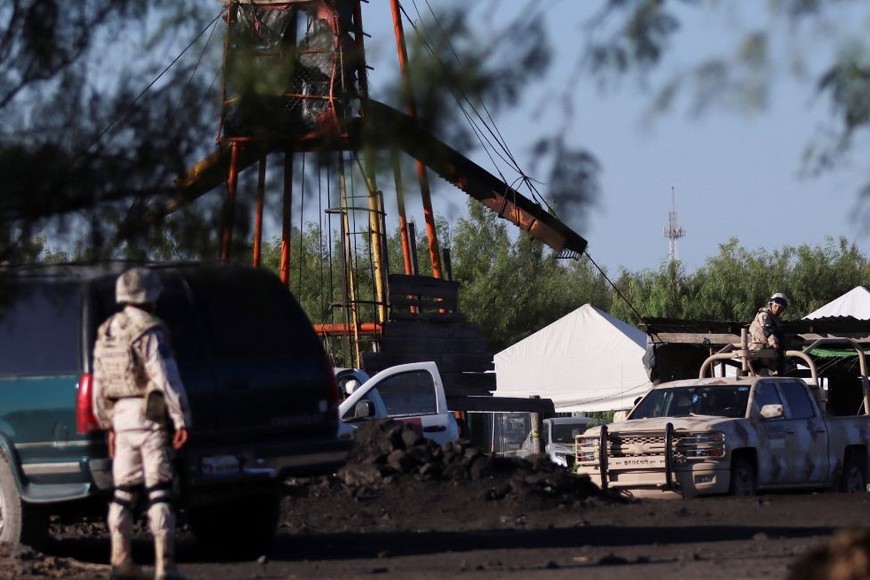 El presidente López Obrador aseguró que los esfuerzos por encontrar a los trabajadores no cesarán