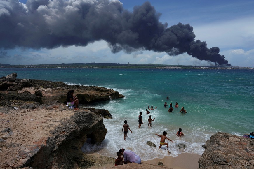 A pesar del incidente, los cubanos disfrutan de la playa. Crédito: Alexandre Meneghini / Reuters