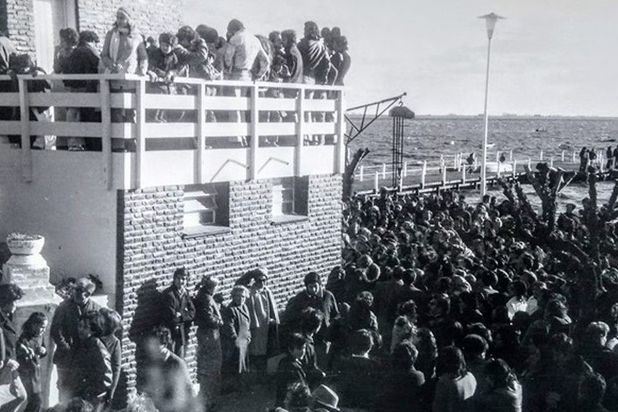 En 1973, cinco mil personas esperaron en la laguna de Chascomús la llegada de un platillo volador marciano, que un hombre había anunciado en televisión. Foto: Archivo.