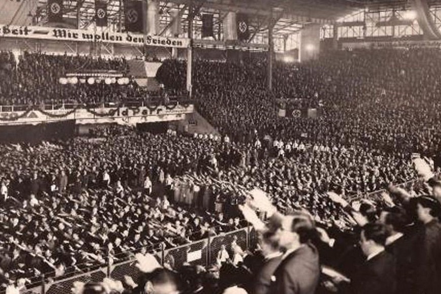 Poco antes de la Segunda Guerra Mundial, miles de simpatizantes al nazismo se juntaron en el Luna Park. Foto: Archivo