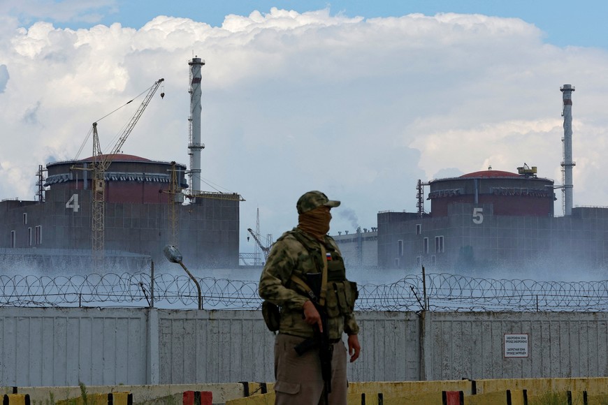 FILE PHOTO: A serviceman with a Russian flag on his uniform stands guard near the Zaporizhzhia Nuclear Power Plant in the course of Ukraine-Russia conflict outside the Russian-controlled city of Enerhodar in the Zaporizhzhia region, Ukraine August 4, 2022. REUTERS/Alexander Ermochenko/File Photo