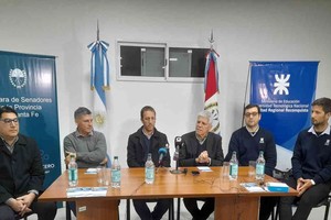 “Muchos jóvenes que terminan la secundaria no tienen los recursos económicos para poder continuar una carrera universitaria, hoy a través del senado, el ministerio de educación, la predisposición de la Facultad, más de 40 jóvenes de nuestra ciudad comenzarán esta carrera”, precisó el legislador. Foto: El Litoral