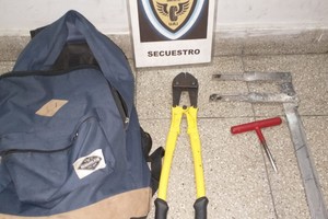 Efectivos de la Secciona 4ta. incautaron una mochila con "herramientas" para abrir autos.