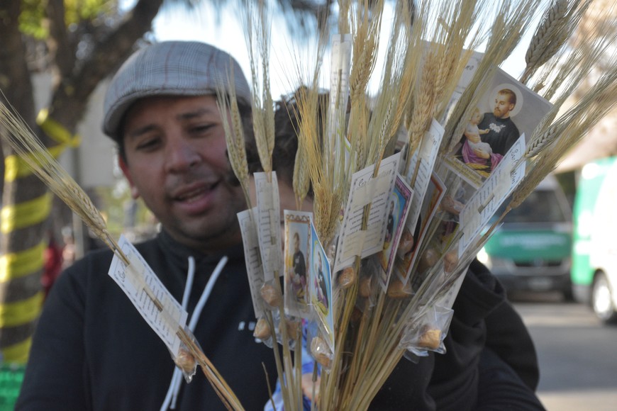 Miles de católicos celebran a San Cayetano, el patrono del pan y el trabajo