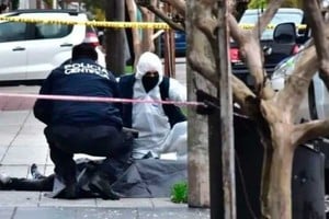 La policía de la provincia de Buenos Aires busca al autor de los disparos.