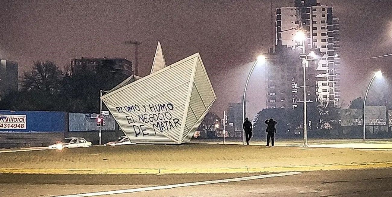 "Plomo y humo, el negocio de matar", vandalizaron nuevamente el Barquito de Papel en Rosario