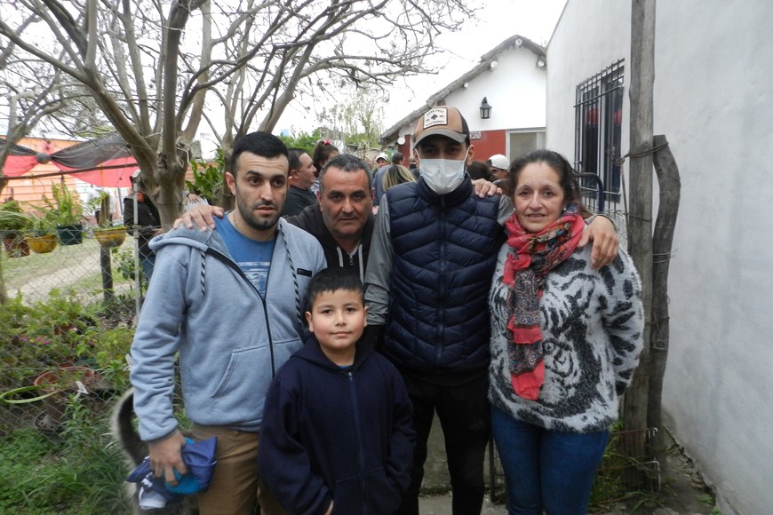 Familiares, amigos y compañeros de trabajo lo recibieron con una caravana.