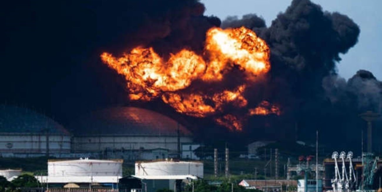 Incendio en una planta de combustibles en Cuba: colapsó un segundo tanque
