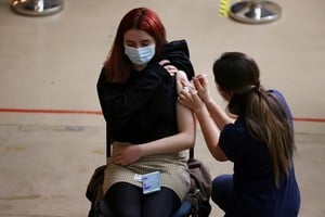 A youth receives a dose of Pfizer/BioNTech coronavirus disease (COVID-19) vaccine as the Chilean sanitary authority starts a vaccination campaign for people from 12 to 17 years old in Santiago, Chile June 23, 2021. REUTERS/Ivan Alvarado   chicos jovenes adolescentes vacuna vacunas