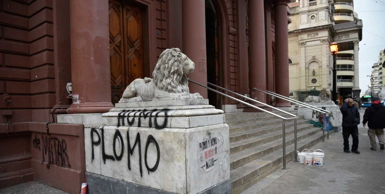 La Municipalidad y otros puntos de Rosario aparecieron pintados: "Plomo y humo, el negocio de matar"