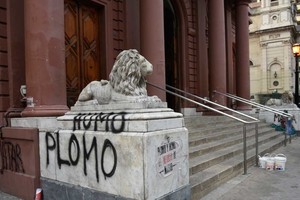 Grafitis en la puerta de la Municipalidad de Rosario. Crédito Marcelo Manera.