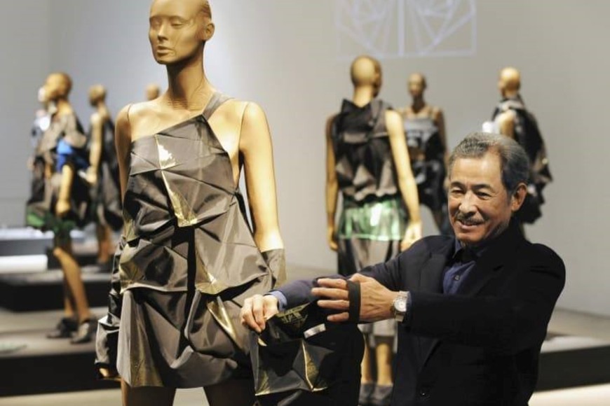El diseñador estudió en una escuela de arte de Tokio y se trasladó a París en 1965.