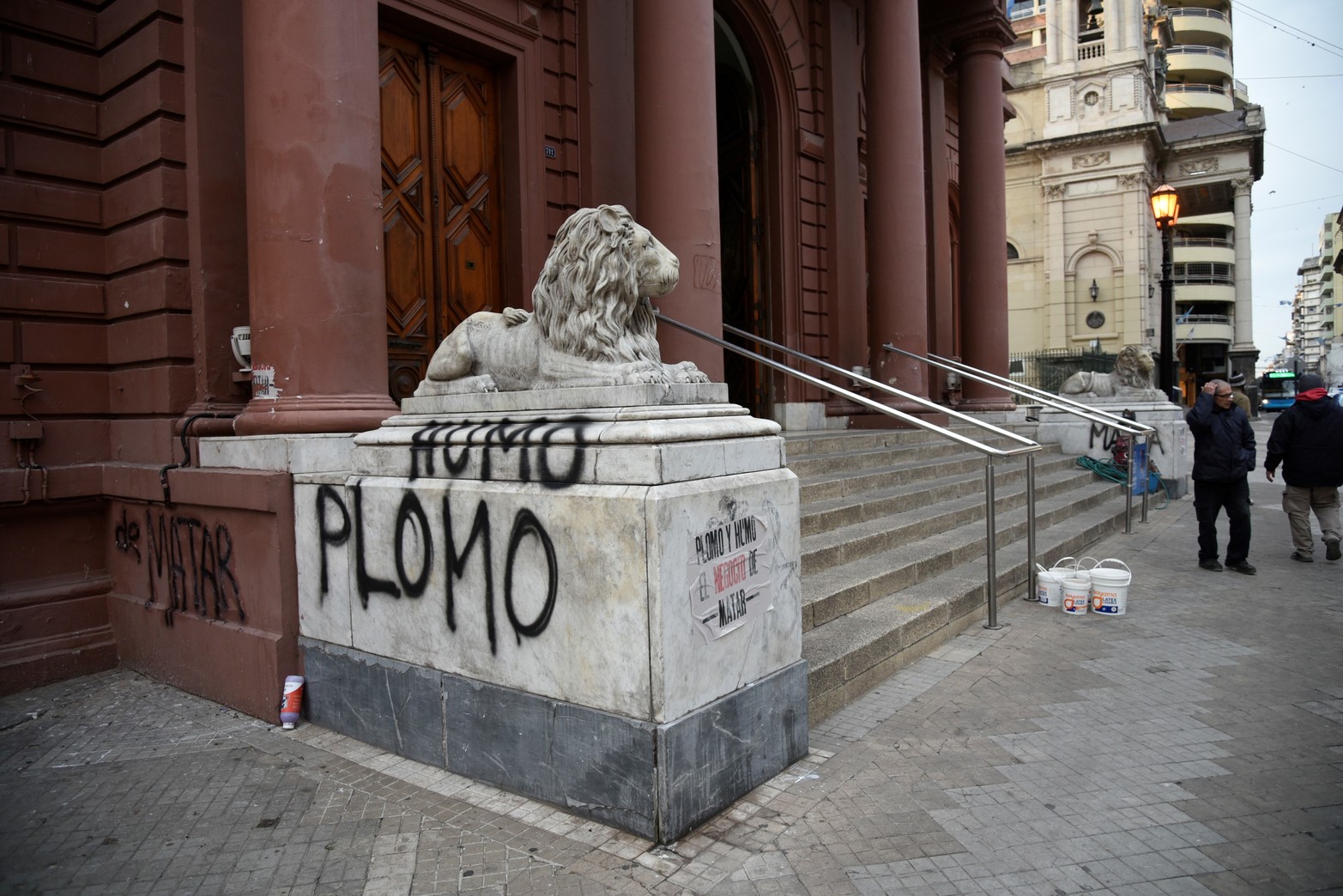 Ni los leones se salvaron de las pintadas en pleno micro centro de Rosario.