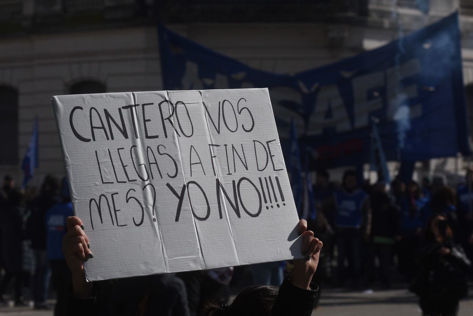 No se llega a fin de mes con el sueldo. Los carteles no faltaron para la Ministra de Educación Adriana Cantero. Foto Mauricio Garín