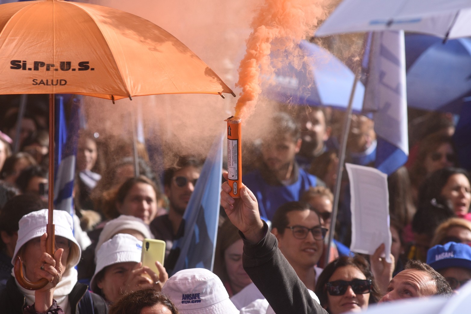 Las bengalas de humo no faltaron en la marcha docente en reclamo de la apertura de paritarias. Foto Mauricio Garín