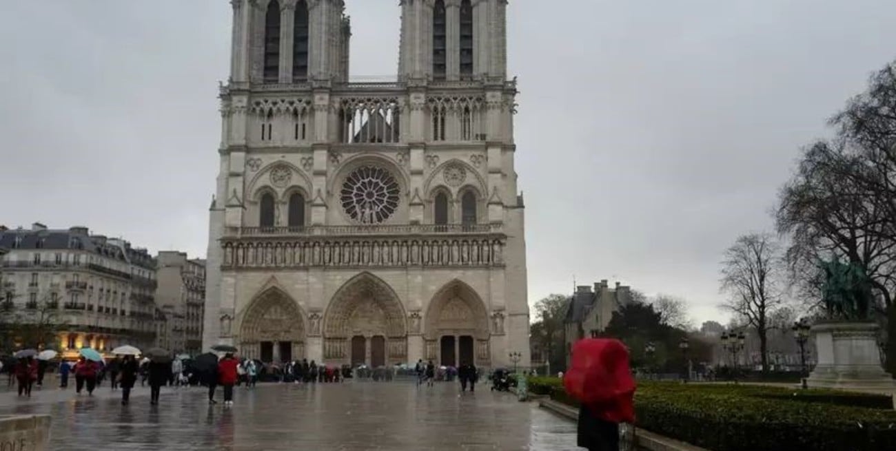 Violaron a una turista estadounidense en un baño público cerca de la catedral de Notre Dame