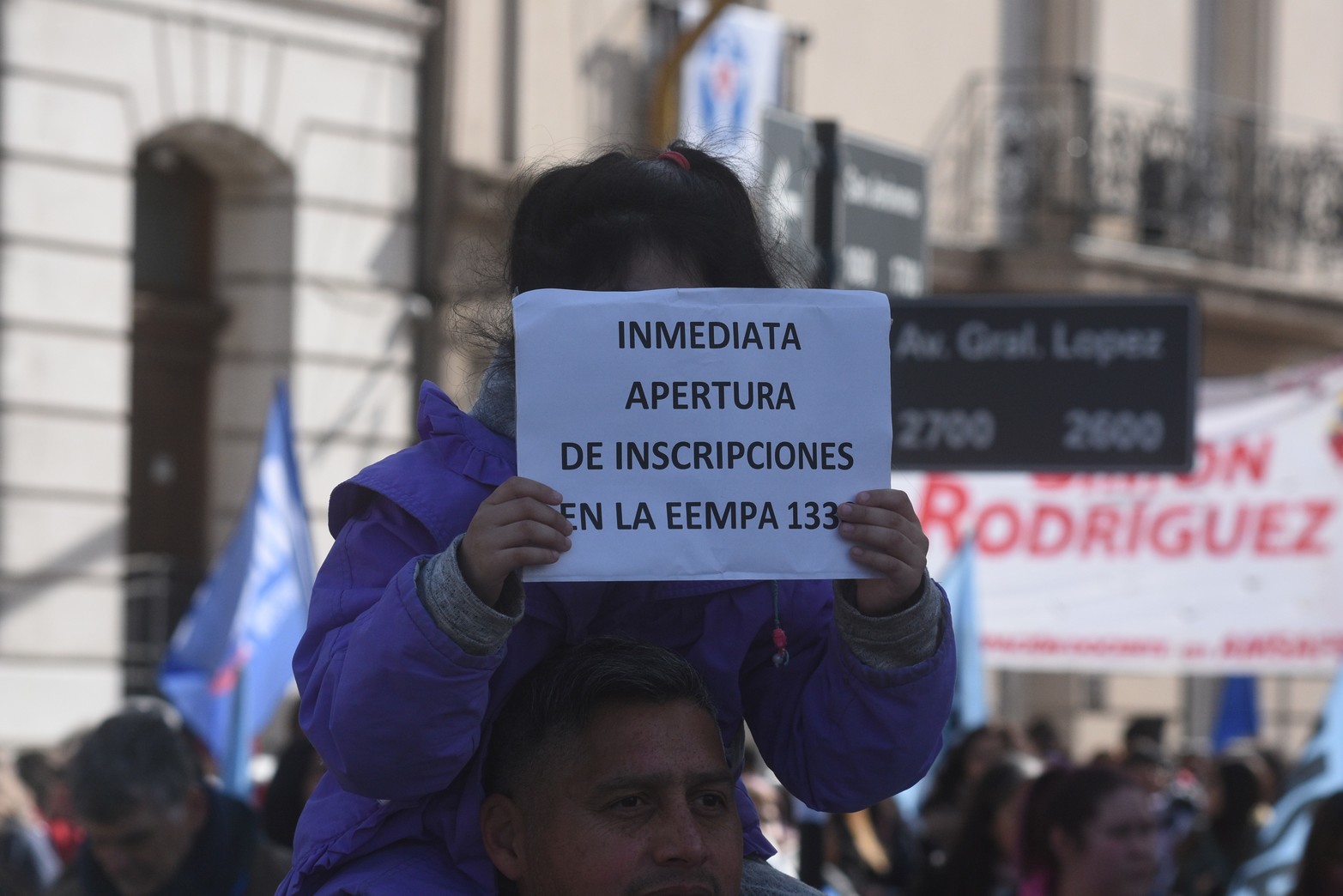 Marcha docente en reclamo de paritarias. Las escuelas EEMPA llevaron su reclamo. Foto Mauricio Garín