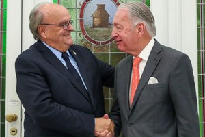 De Mendiguren y Funes de Rioja se saludan durante la visita que realizó el secretario de Producción a la sede de la UIA.