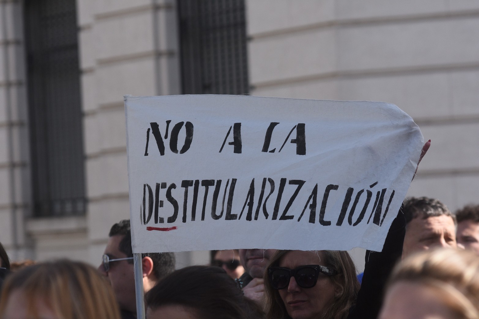 Además del reclamo por de la apertura de paritarias, otros carteles reclamaron No la des titularización. Foto Mauricio Garín