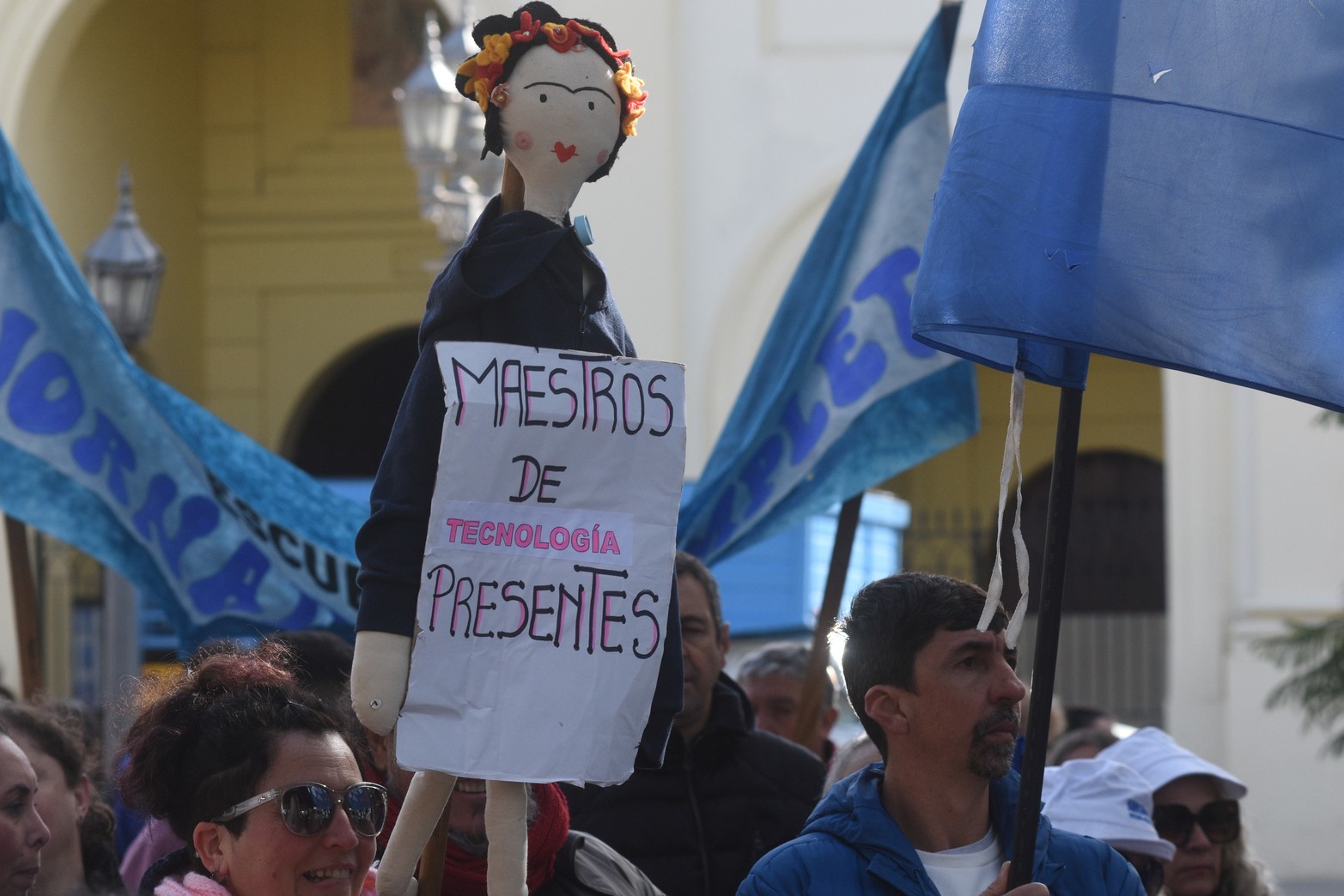 Los maestros de tecnología dijeron presente en la marcha docente a casa de Gobierno. Foto Mauricio Garín