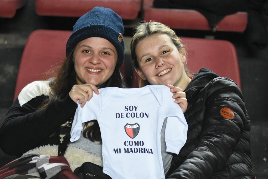 Colón vs. Arsenal: las fotos de los hinchas en la previa