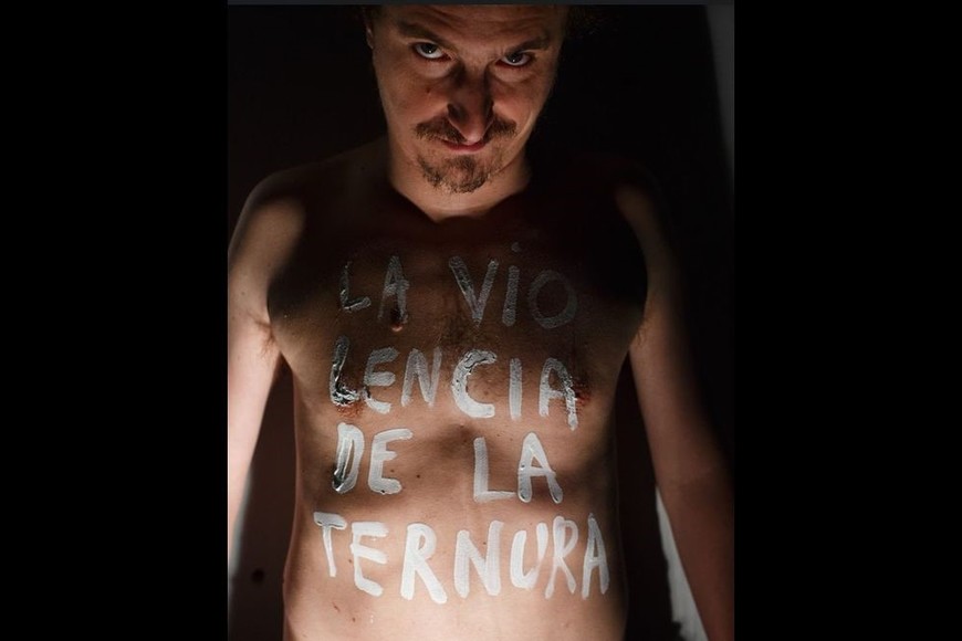 En la obra, Tomás juega con su propio itinerario vital. Foto: Gentileza producción