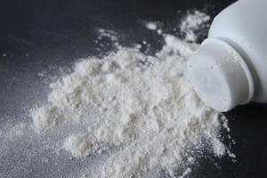 Johnson & Johnson (J&J) retirará su polvo de talco para bebés.