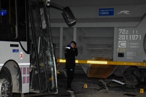 El colectivo intentó atravesar las vías e impactó contra el tercer vagón