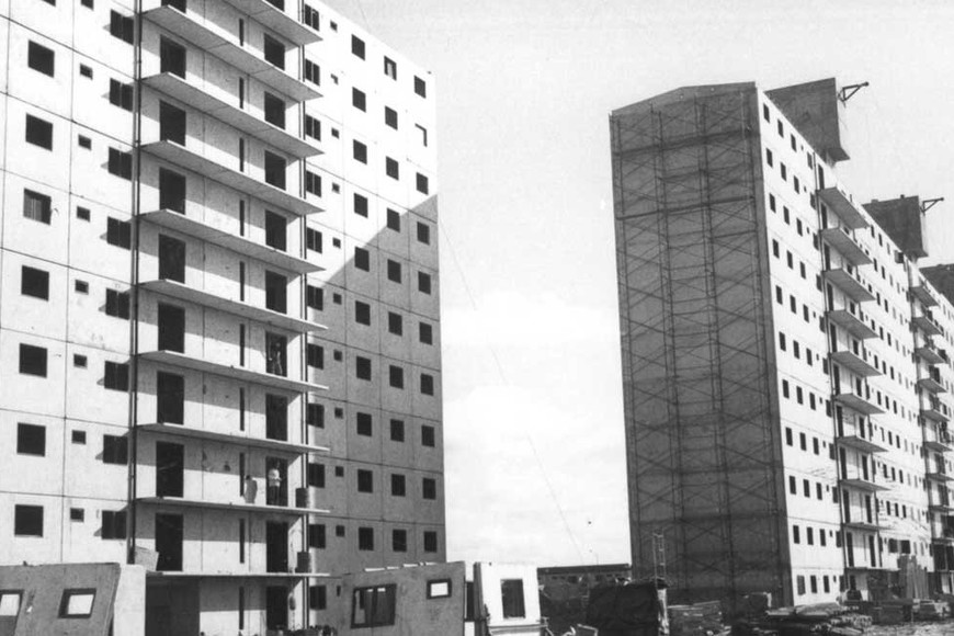 Las torres de barrio El Pozo en construcción, imagen de 1984.