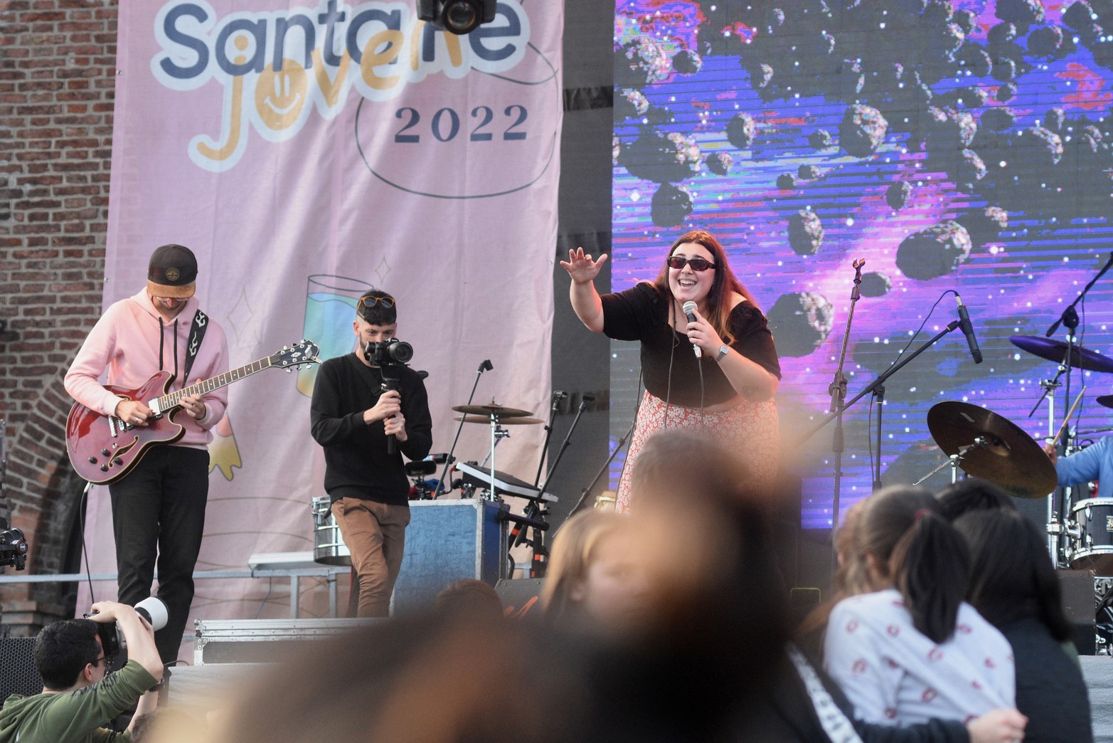 Desde las 16 hs. comenzaron a tocar las bandas en vivo; entre las que se destacaron Bersuit, Los Palmae, Amandicia, Vicky Cuello y Wen Rozycki, DJ Gonza Yuale, Santa Fe Freestyle, y Las Chapas Crew.