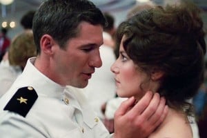 Zack Mayo debe afrontar, al mismo tiempo, un estricto entrenamiento militar y el su creciente enamoramiento hacia una joven pueblerina que aspira a una vida mejor. Foto: Lorimar Television, Paramount Pictures