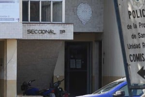 El insólito hecho ocurrió en la sede policial ubicada sobre Aristóbulo del Valle al 4.800. Crédito: Mauricio Garín