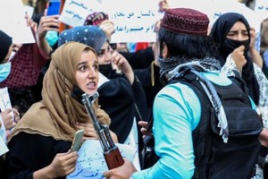 Protesta de mujeres en Kabul, Afganistán.
