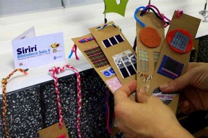 Los libros empezaron a formar parte de la sala de otra manera, están ordenados por temáticas y si quieren leer sobre brujas, todos saben dónde encontrarlos. Una de las repisas al estar en el ingreso de la sala, también ayuda a que sea lo primero que se vea y sea más solicitado por las infancias y los adolescentes. Foto: Municipalidad de Rosario