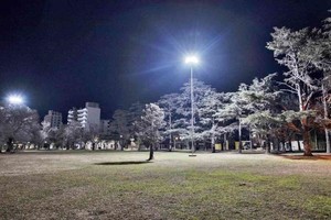 Raimundo destacó el impacto de la infraestructura habilitada el martes: “Ha quedado muy bien, pero además es importante para la seguridad porque ahora, de noche, la visibilidad del Campo de la Gloria es óptima. Nos lo venían pidiendo los vecinos y aquí están las obras”. Foto: Municipalidad de San Lorenzo