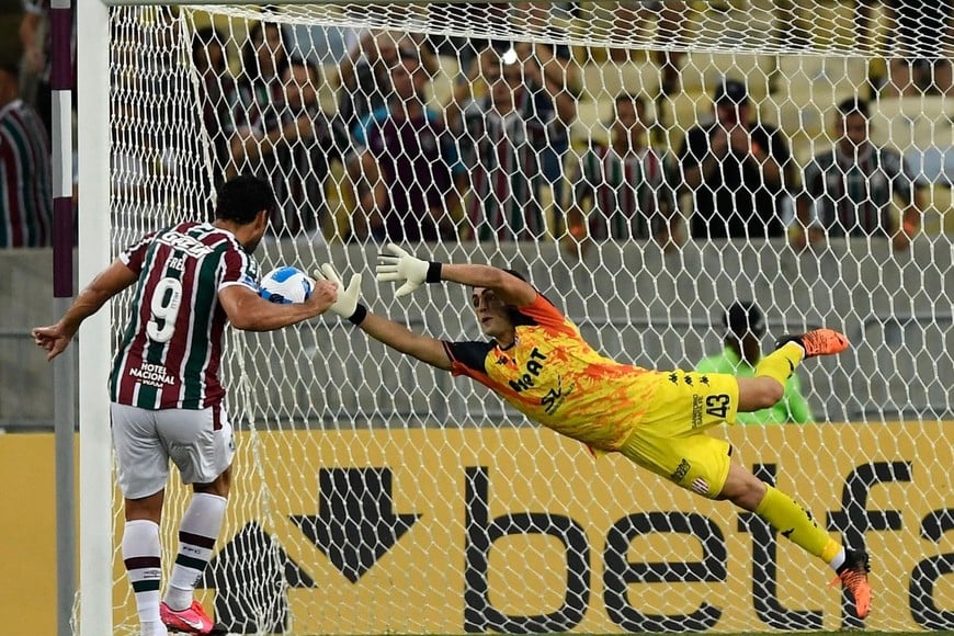 El León del Maracaná. Uno de los momentos más importantes del uruguayo Santiago Mele en el arco de Unión: cuando ataja sobre la hora el penal contra el "Flu" en Río de Janeiro. Sin dudas, se ganó un lugar a fuerza de atajadas.