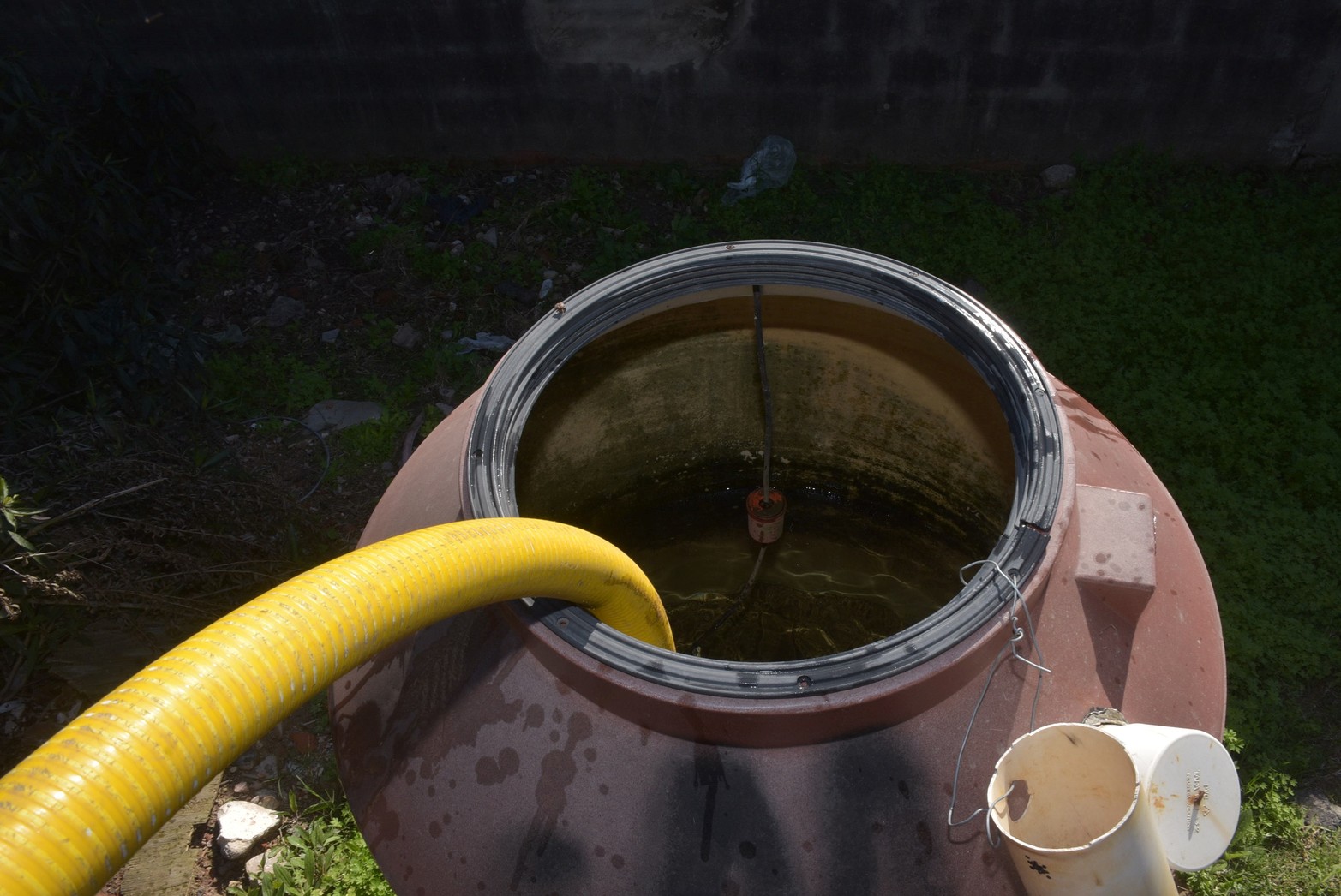 De casas bajas, algunas con rejas o mallas en los frentes tienen un hueco por donde el aguatero puede pasar la manguera Foto Flavio Raina