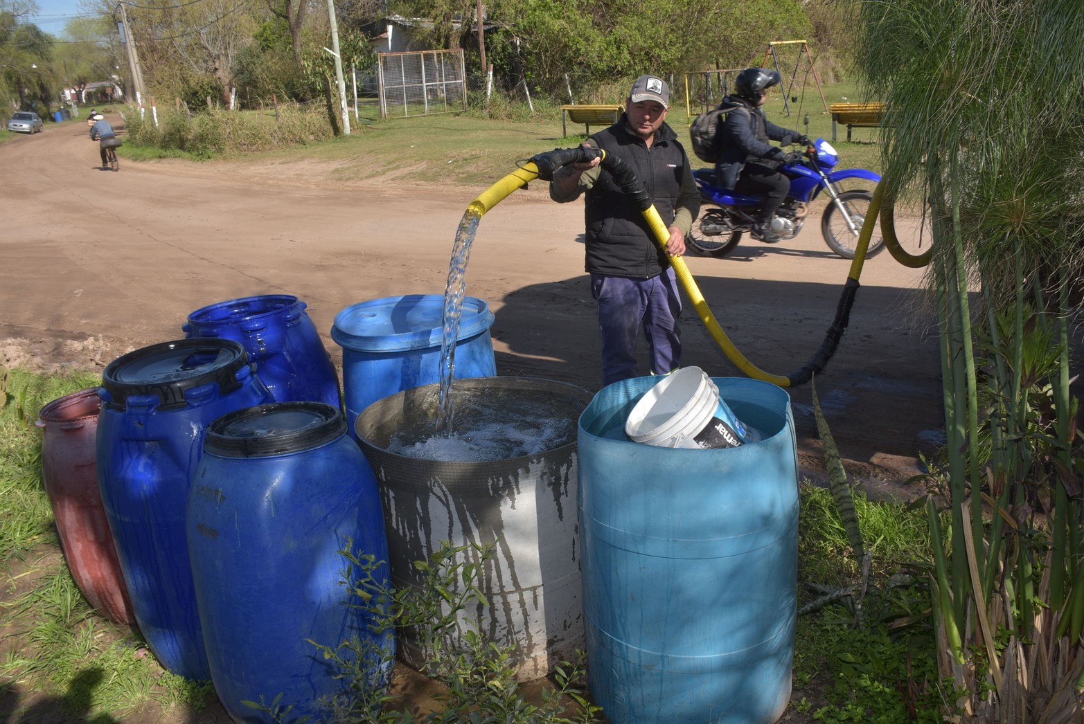 En la calle de ingreso a Colastiné Sur ya empiezan a aflorar unos objetos que serían extraños al paisaje de cualquier otro barrio: tanques de cemento o de plástico y enormes bidones azules, ocupan los frentes de las viviendas, en lugar del habitual adorno de plantas y maceteros. Es que el acceso a estos recipientes desde la calle es clave: tres días a la semana pasa el "camión aguatero" a llenarlos del elemental líquido.Foto Flavio Raina