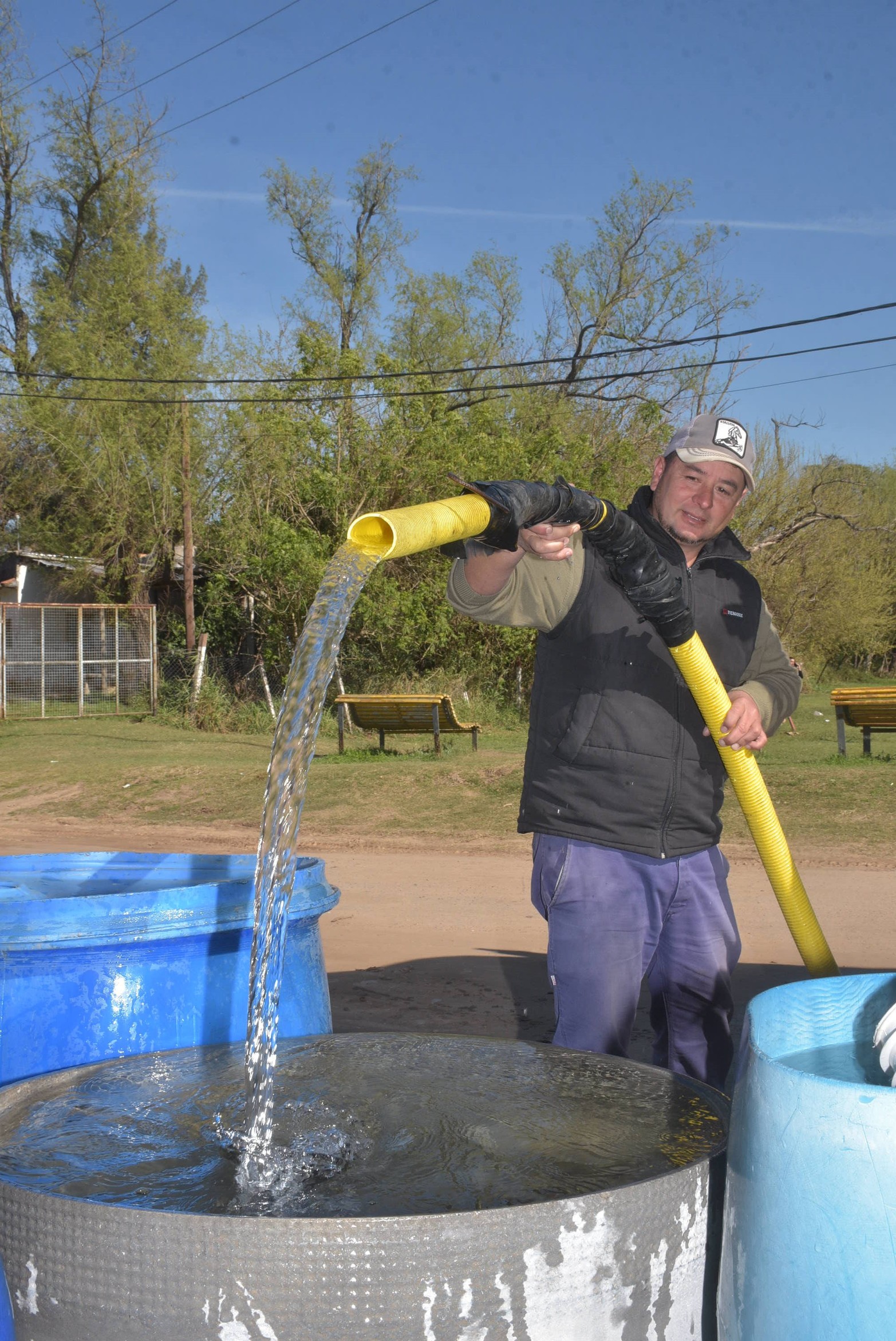 Aguatero todos se llenan por igual hasta el tope.
