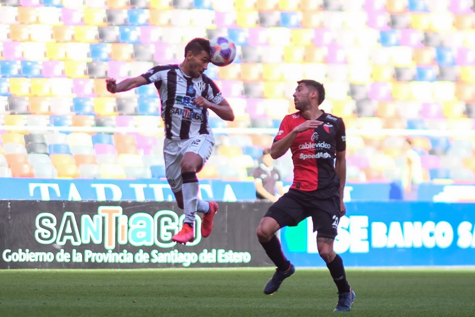 Jonathan Bay disputa un balón con Juan Pablo Alvarez, mediocampista de Colón.