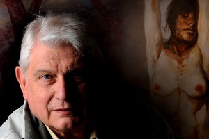 Juan Carlos Deambroggio, detrás una obra de Carlos Alonso. Foto: Gentileza AG Arte