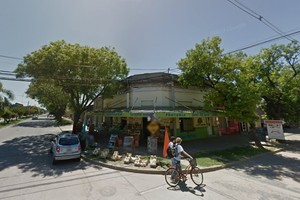 Uno de los asaltos fue en un local comercial del rubro verdulería, ubicado en calle España al 900 y quedó registrado por las cámaras de seguridad del negocio. Crédito: Google Street View
